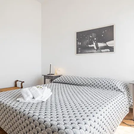 Lovely X5 W/ Terrace & Private Parking Apartman